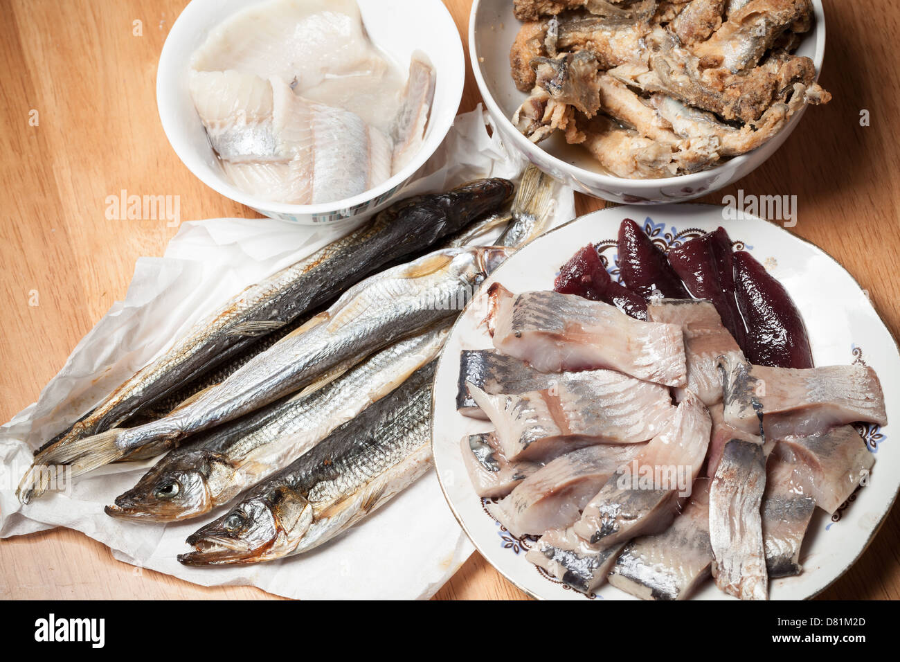 Meeresfrüchte-Thema. Verschiedene Fische auf Holztisch Stockfoto