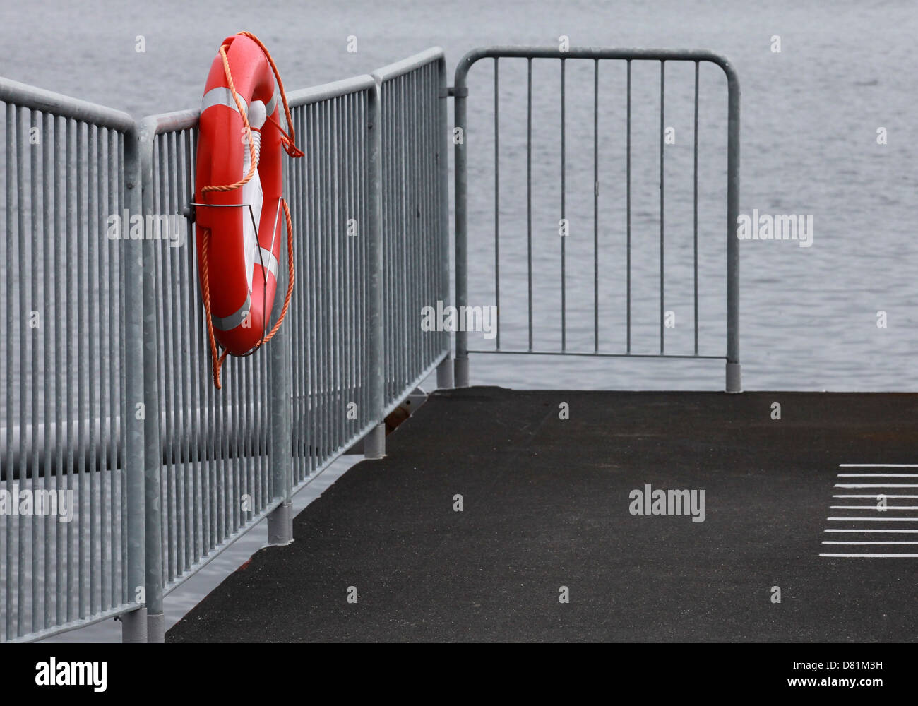 Rettungsring auf dem Metallgeländer der kleinen Mole Stockfoto