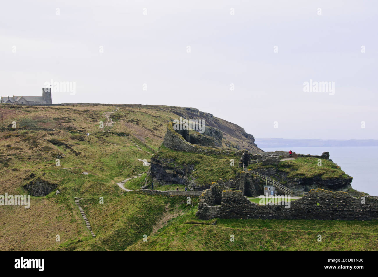 Tintagel Castle, Ruinen, SW Küstenweg, Tintagel Pfarrkirche, Ansichten vom Hotel Camelot, Tintagel, Cornwall, Großbritannien Stockfoto