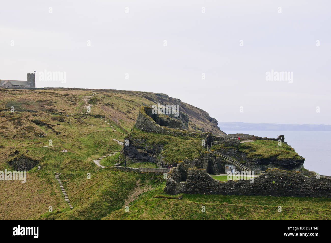 Tintagel Castle, Ruinen, SW Küstenweg, Tintagel Pfarrkirche, Ansichten vom Hotel Camelot, Tintagel, Cornwall, Großbritannien Stockfoto