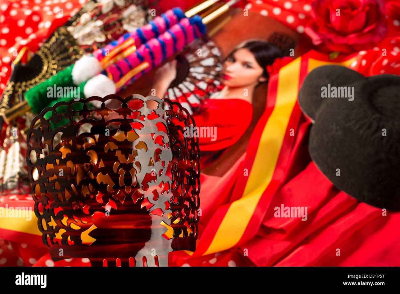 Flamenco-Frau mit Torero und typische Spanien Espana Elemente wie Kastagnetten-Fan und Kamm Stockfoto