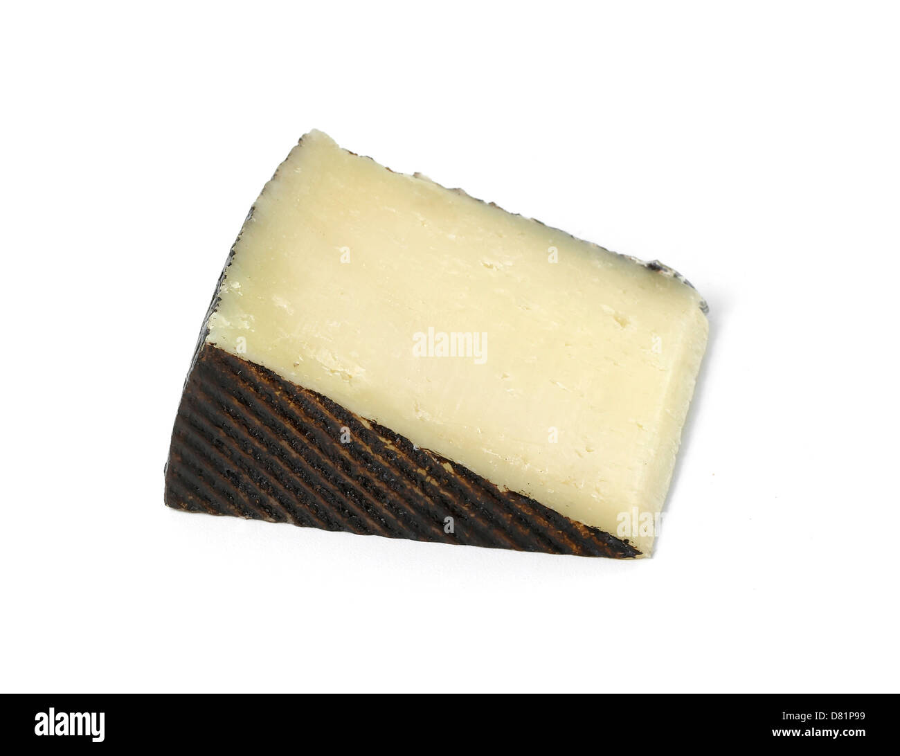 Keil von Manchego-Käse auf einem weißen Hintergrund ausschneiden Stockfoto