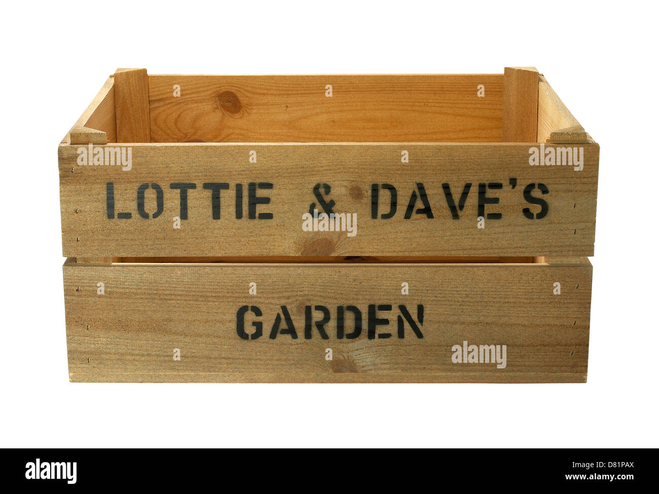 Lottie und Daves Garten Gemüse Holzkiste ausgeschnitten auf weißem Hintergrund Stockfoto