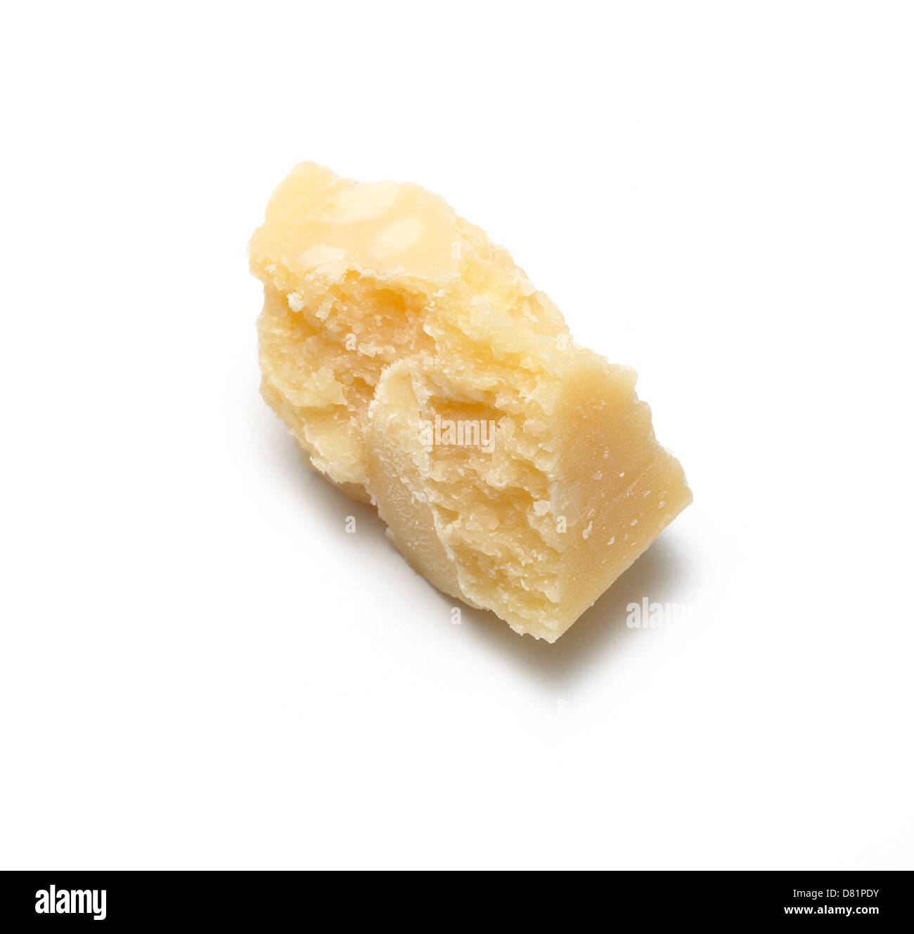 Stück Parmesankäse auf einem weißen Hintergrund ausschneiden Stockfoto