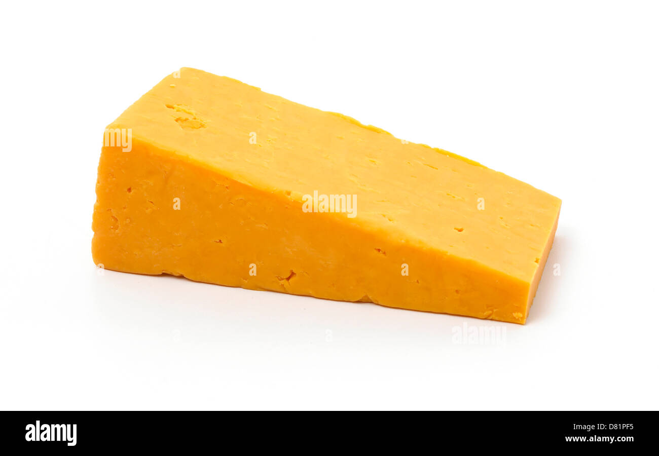 Scheibe oder Keil von Käse vor einem weißen Hintergrund ausschneiden Stockfoto