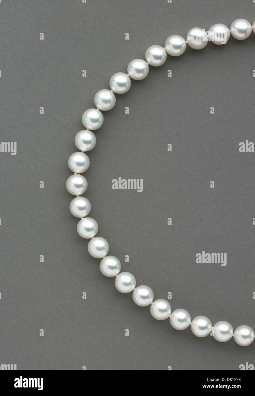 Perlenkette grau unterlegt Stockfoto