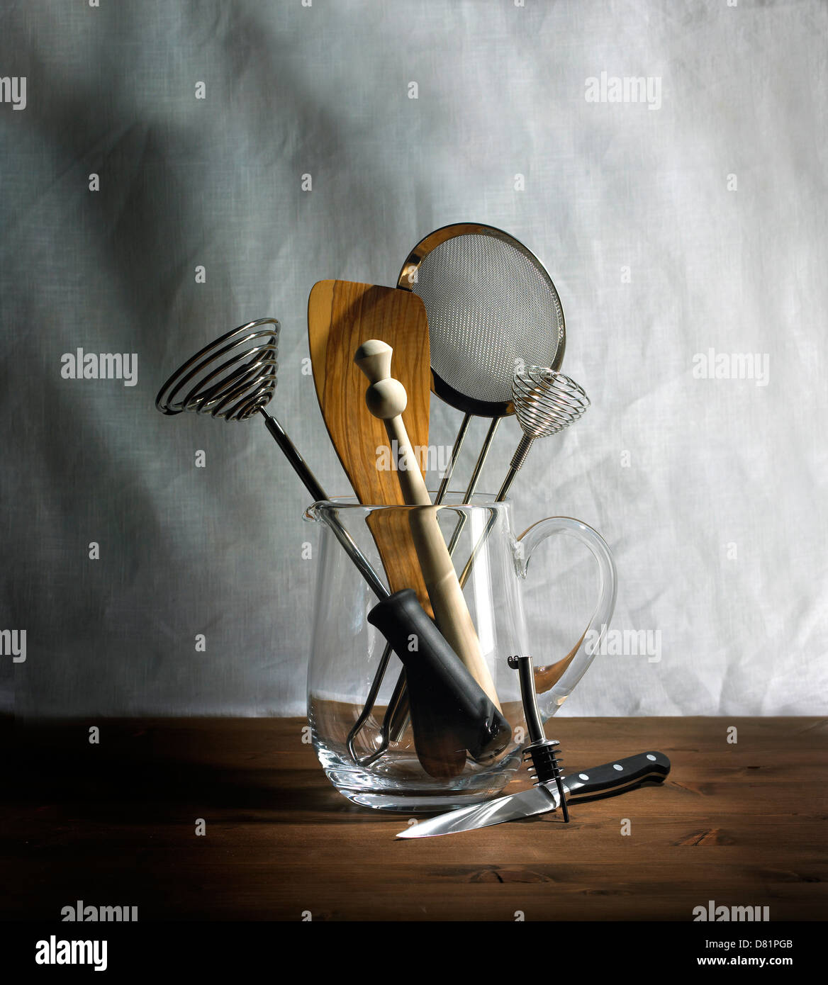 Küchengeräte in Glaskanne Ausschneiden grau-braunen Hintergrund Stockfoto