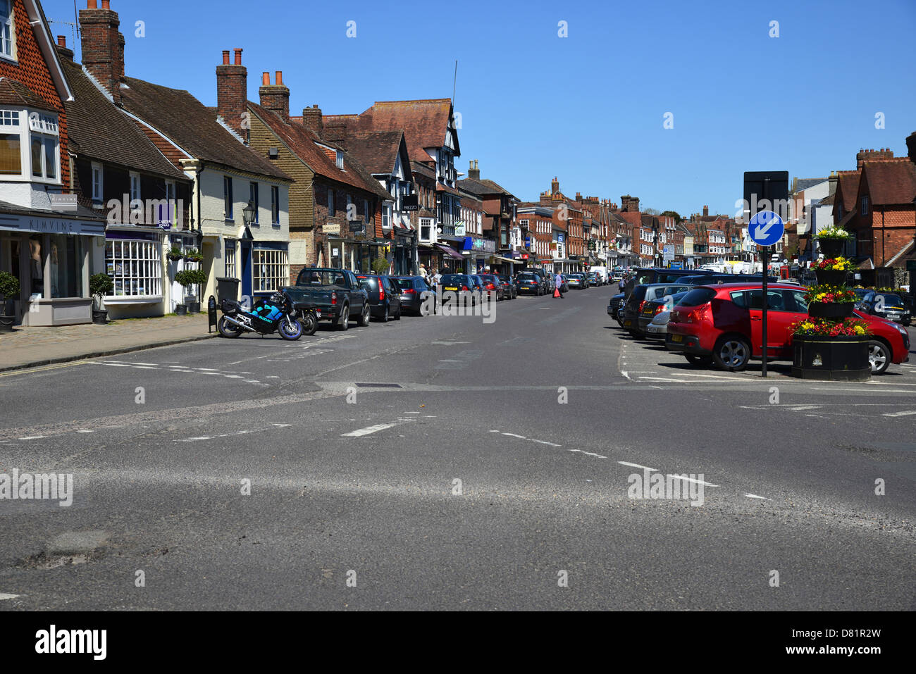 Ein Blick auf die Hauptstraße in der Stadt von Marlborough Wiltshire Stockfoto