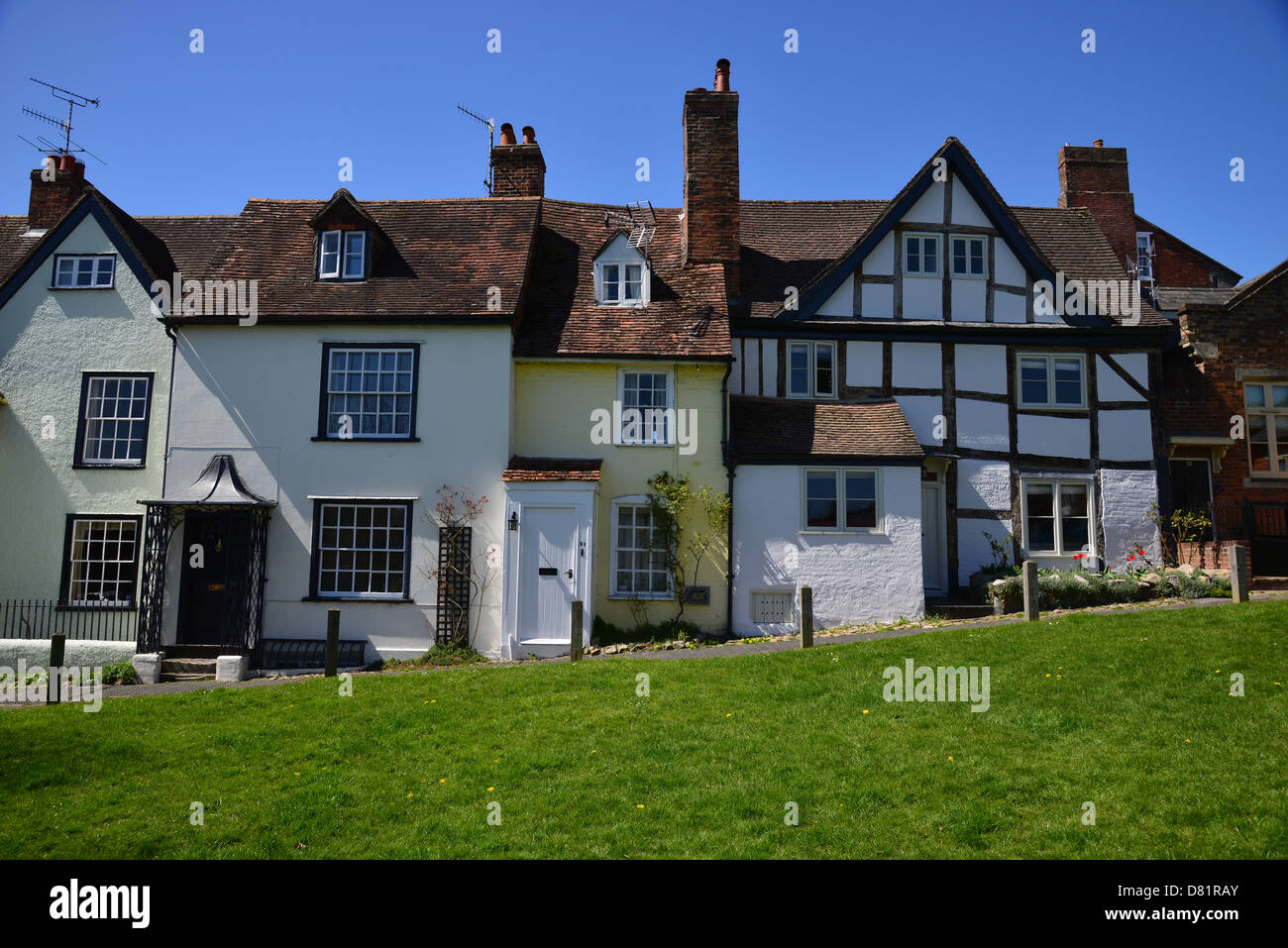 Alte Holzhäuser, gerahmt auf The Green, Marlborough, Wiltshire Stockfoto