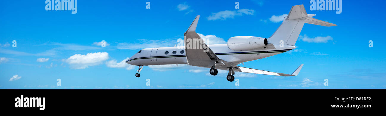 Privat-Jet manövrieren am blauen Himmel. Panorama-Komposition. Stockfoto