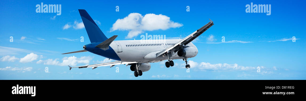 Jet-Flugzeug in einen blauen Himmel. Panorama-Komposition. Stockfoto