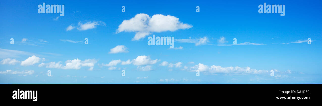 Panorama-Aufnahme von einem blauen Himmel Stockfoto