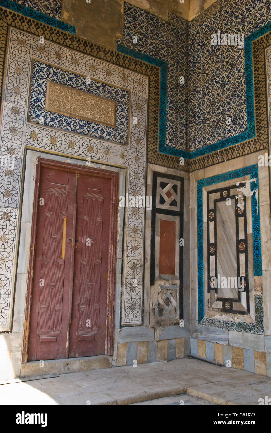 Beitt (Köder) Dschumblat, Aleppo, Syrien. Ein alten 17. Jahrhundert osmanischen Palast geschmückt mit farbigen und gemusterten Fliesen. Stockfoto