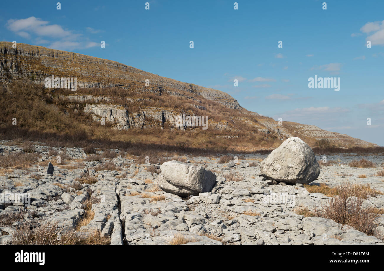 Kalkstein Pflaster mit eiszeitlichen Findlinge vor Slieve Carran (Adlerfelsen), die Burren, County Clare, Irland Stockfoto