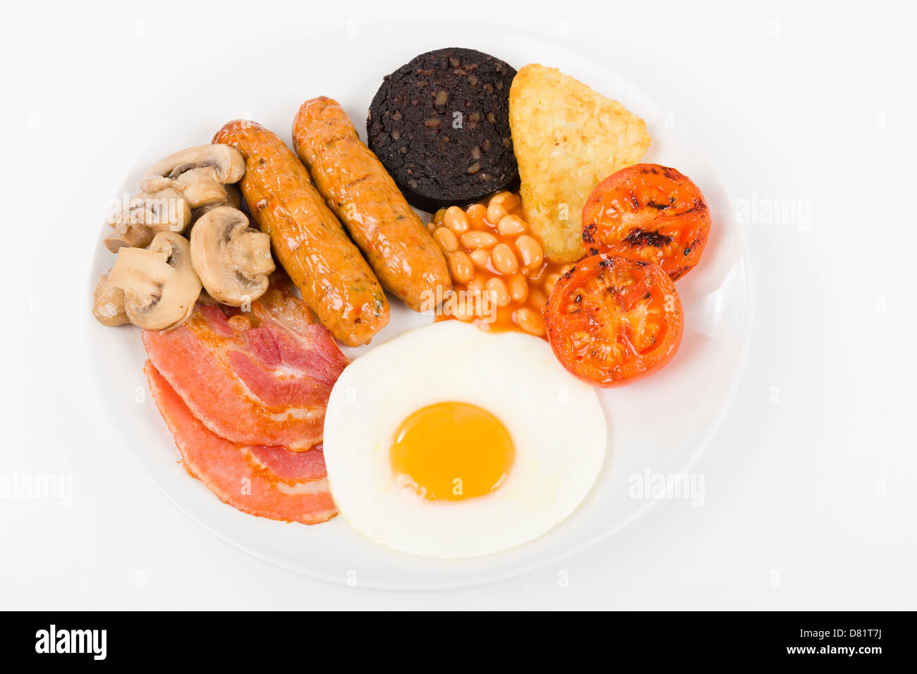 Full English Breakfast - Fry-up mit Ei, Speck, Champignons, Tomaten, Würstchen, Black Pudding, Rösti und gebackene Bohnen. Stockfoto