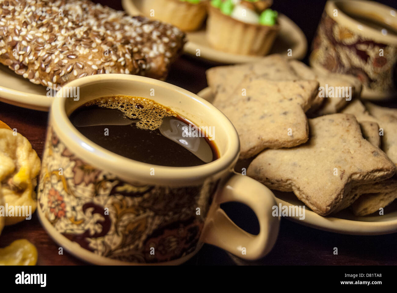 Eine Tasse Kaffee und Kekse auf dem Tisch Stockfoto