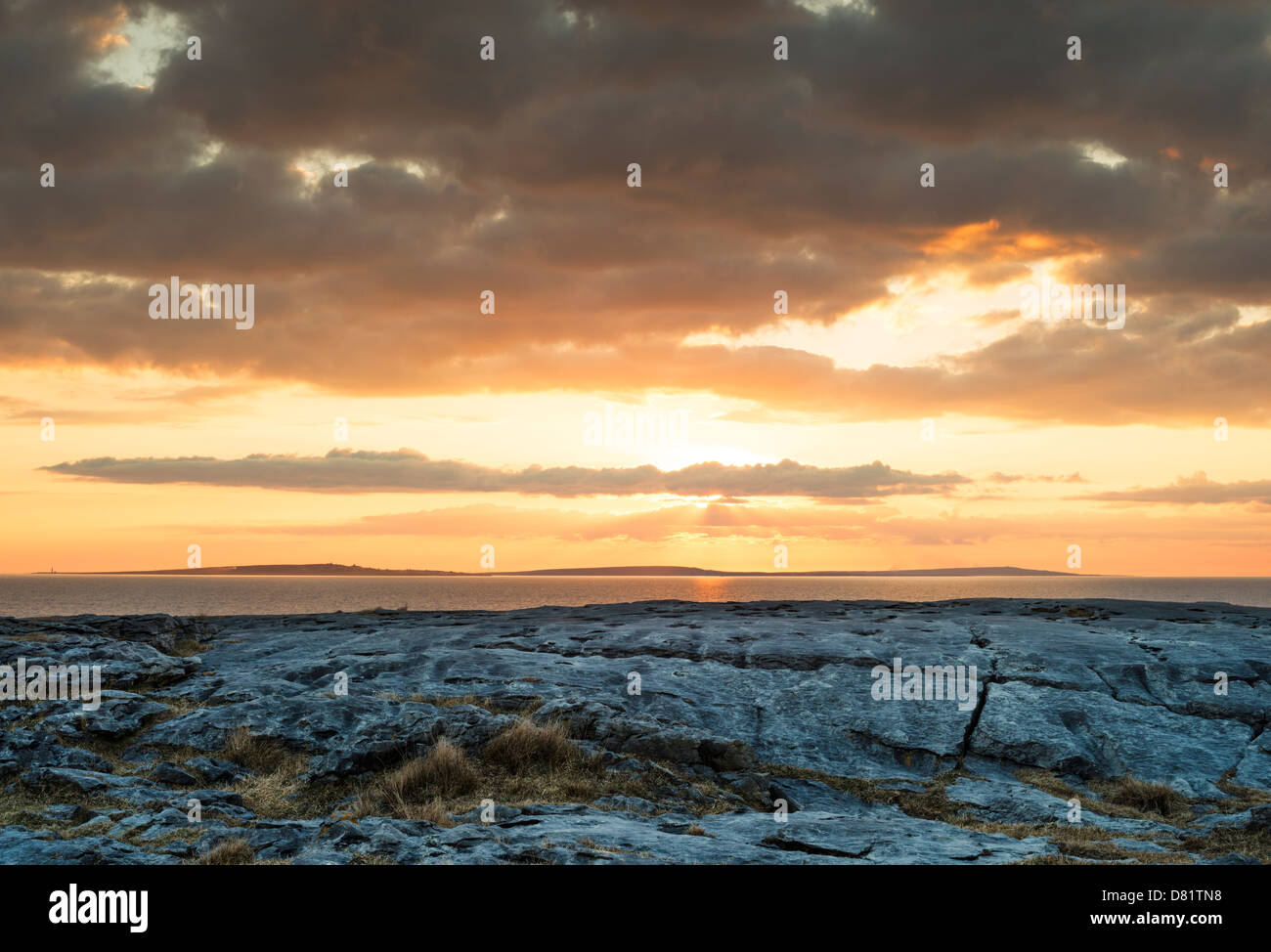 Sonnenuntergang über den Aran-Inseln aus Poulsallagh, Burren, County Clare, Irland Stockfoto