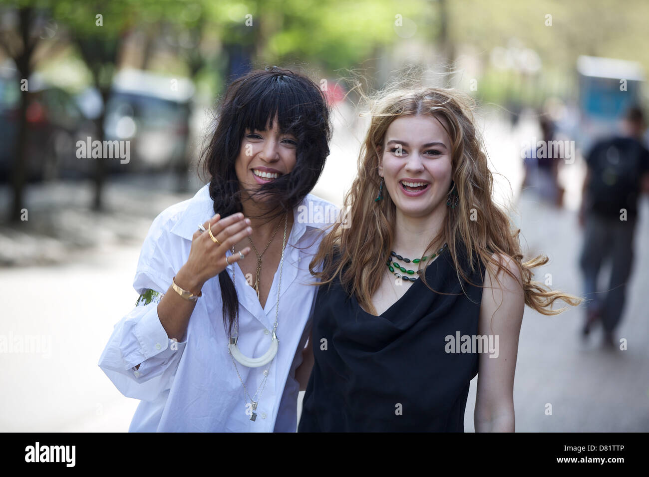 Letzten Sie Jahr Sieger, schwedische Sängerin Loreen (l) und Emmelie de Forest vertritt Dänemark Pose in einem Interview des Eurovision Song Contest 2013 in Malmö, Schweden, 17. Mai 2013. Das große Finale der 58. Eurovision Song Contest (ESC) findet am 18. Mai 2013. Foto: Jörg Carstensen/dpa Stockfoto