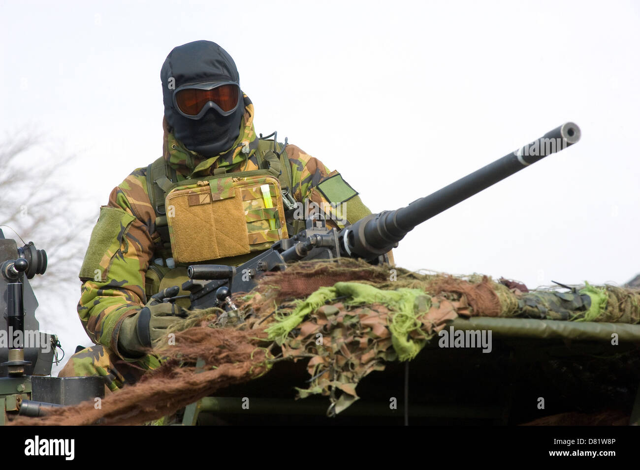 Eine militärische Soldat hinter seine automatische Waffe auf einem LKW Stockfoto