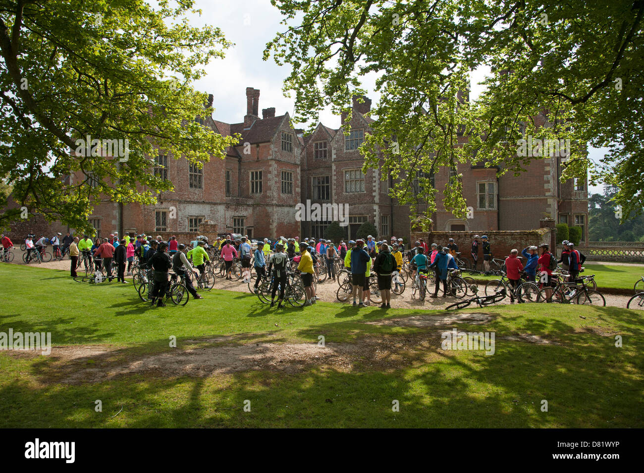 Radfahrer zu Beginn einer Wohltätigkeitsorganisation zugunsten der Hilfe für Helden Nächstenliebe. Breamore House Hampshire England UK Stockfoto
