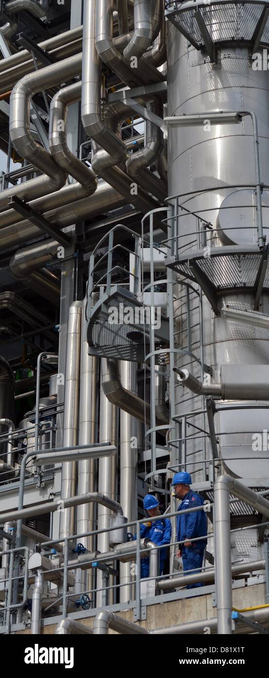 Peter König und Anja Görig (R), Mitarbeiter der Puralube GmbH, Steuern, eine Pflanze, die alten Öle im Industriepark Zeitz in Elsteraue, Deutschland, 17. Mai 2013 recycelt. Das amerikanische Unternehmen plant, seine Lage in Sachsen-Anhalt bis Ende 2014 zu erweitern. 42 Millionen Euro sollen investiert werden. Foto: Hendrik Schmidt Stockfoto