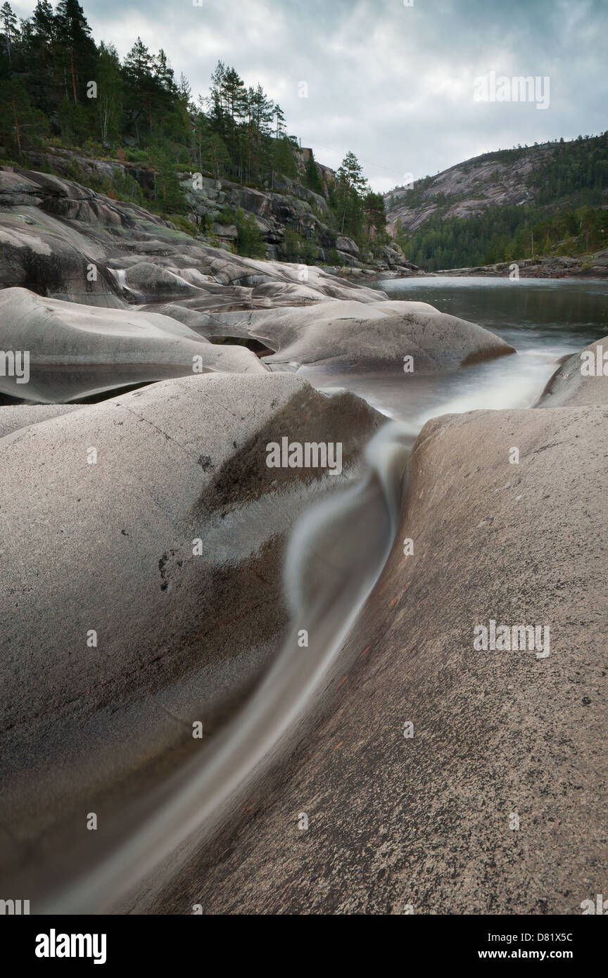 Felsformationen und Fluss-Stream auf Reinsfoss (Jettegrytene) in Nissedal, Telemark Fylke, Norwegen. Stockfoto