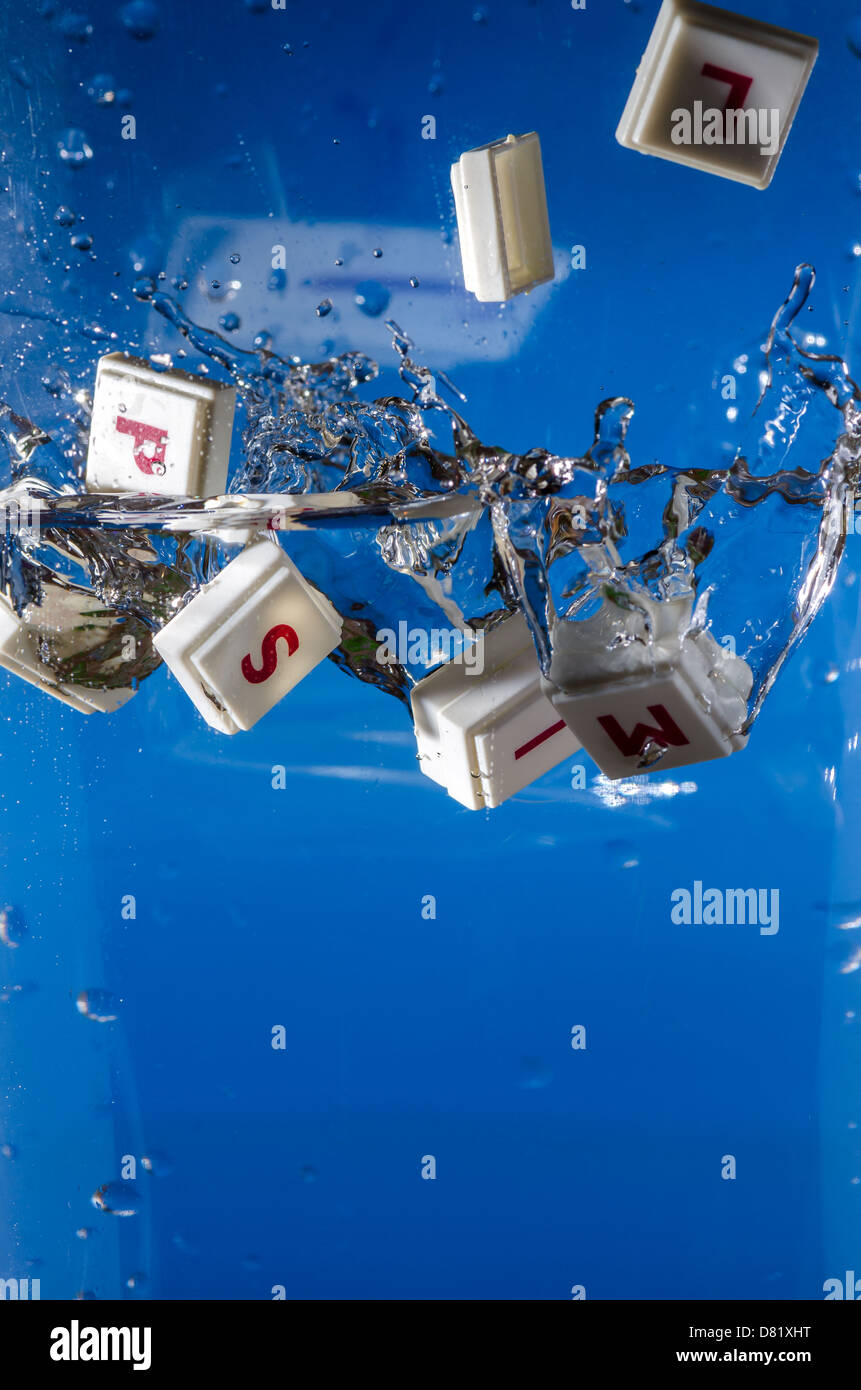 Plastikkarten mit Buchstaben innerhalb des Wassers Stockfoto