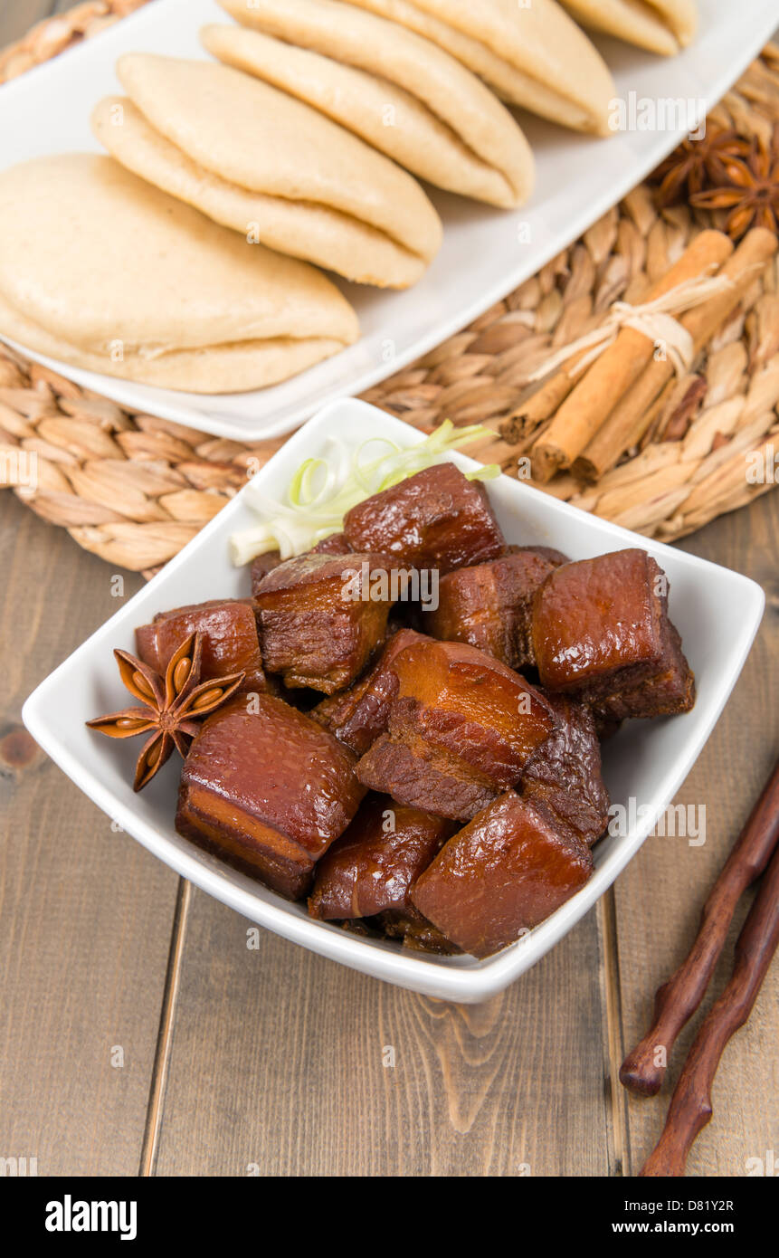 Hong Shao Rou (rote gekochtem Schweinefleisch) - chinesische Schweinebauch karamellisiert und geschmort in Soja-Sauce mit Sternanis, Zimt und Chili. Stockfoto