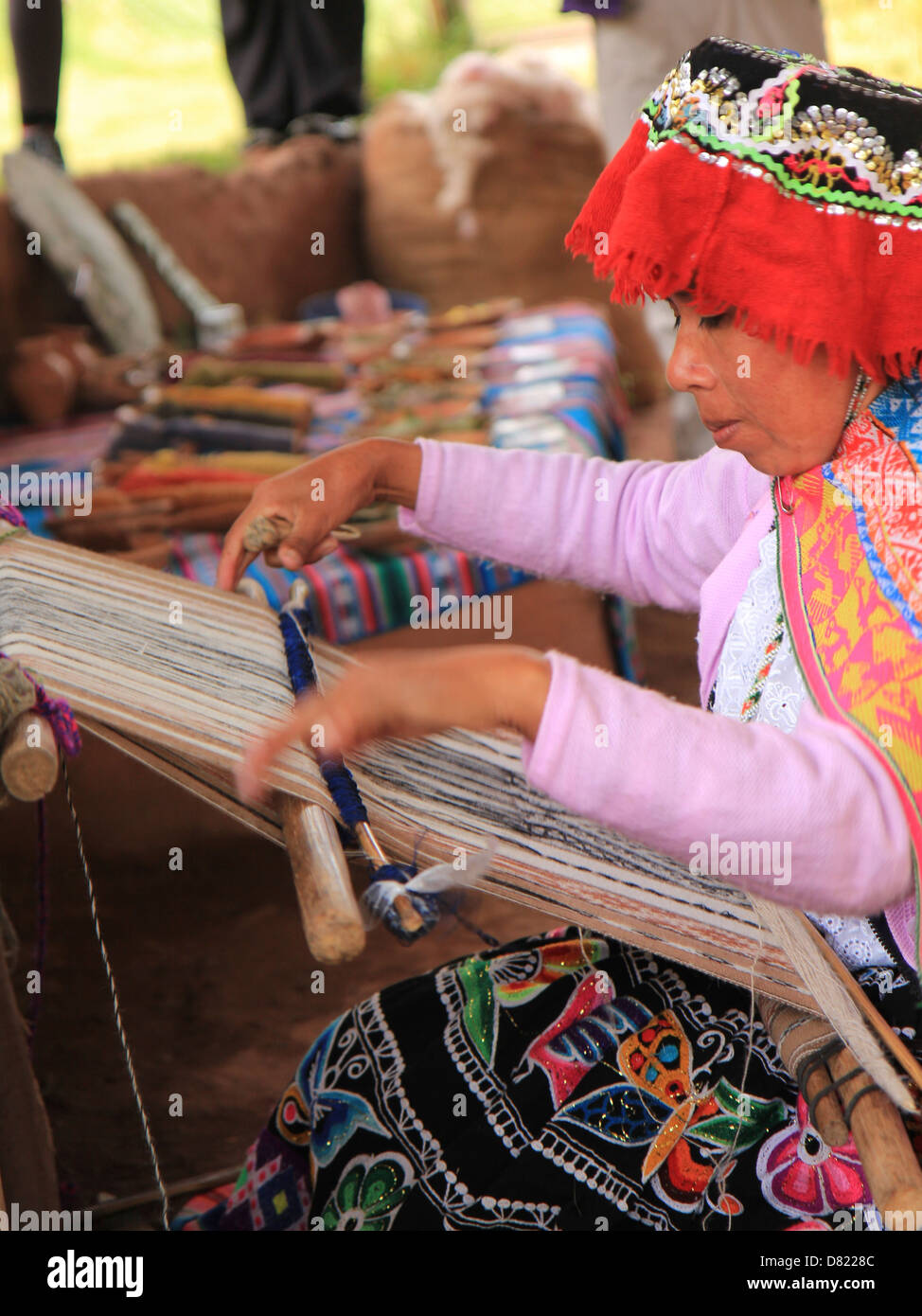 Eine Quechua-Frau arbeitet an einem traditionellen Weberei Design von Cuzco, Peru Stockfoto