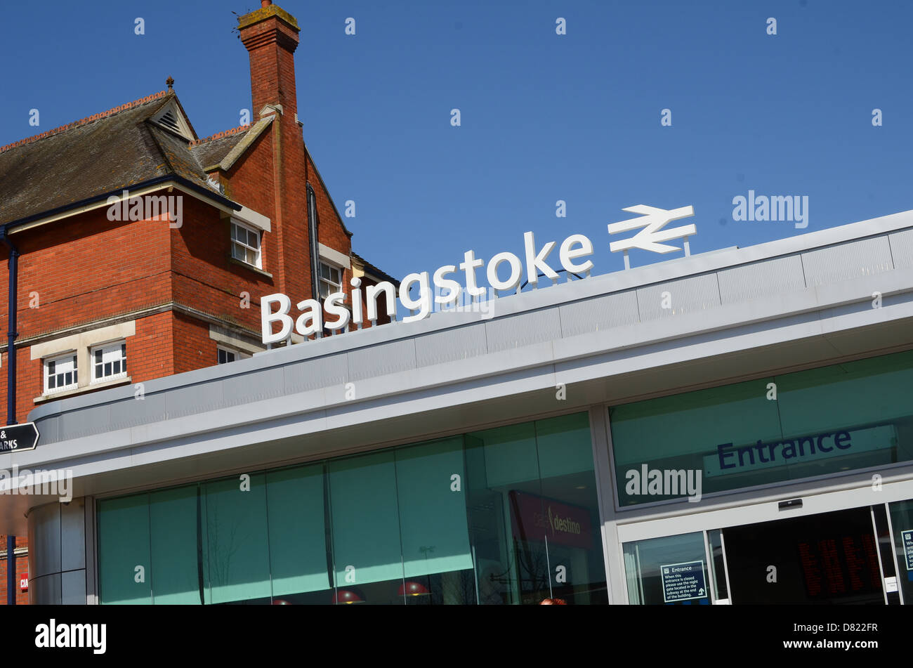 Basingstoke Schild, auf dem Bahnhof. Stockfoto