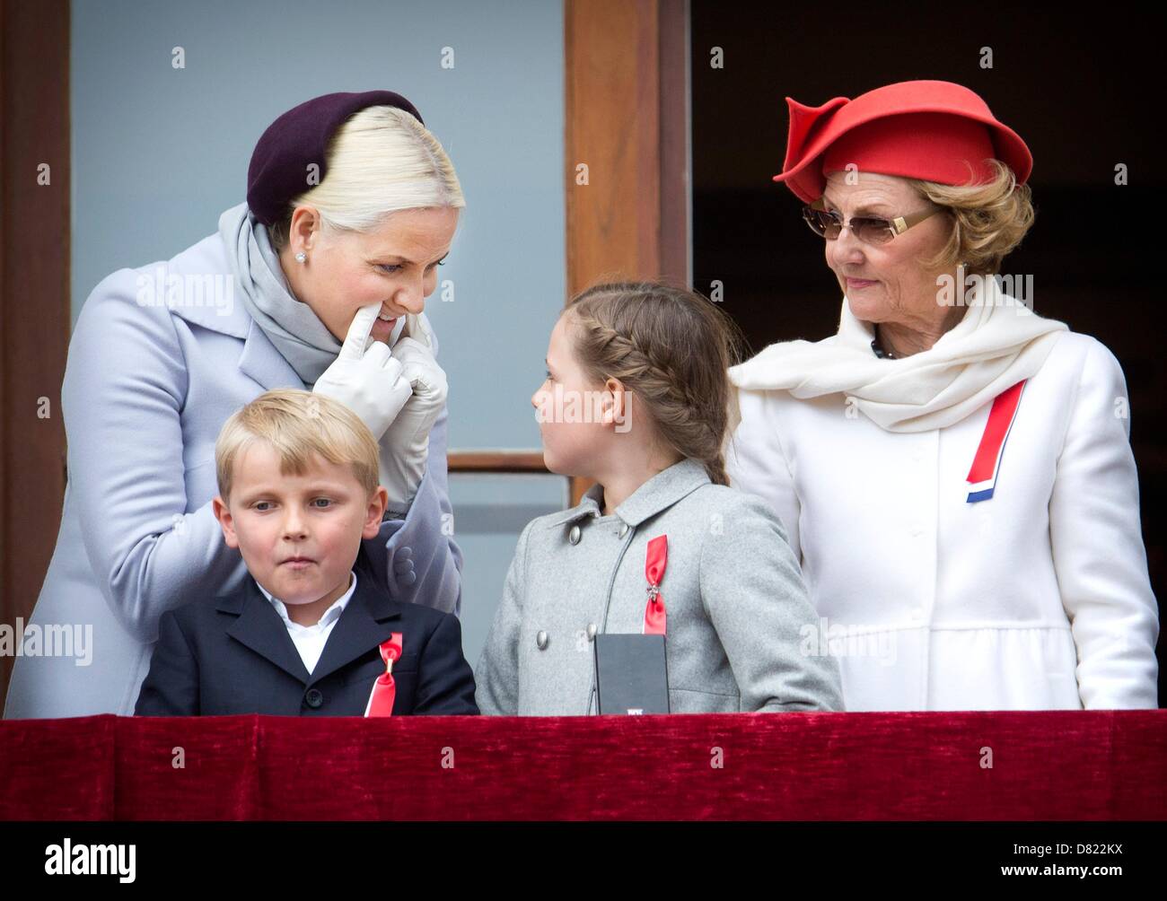 Kronprinzessin Mette-Marit, besuchen ihre Kinder Prinz Sverre Magnus und Prinzessin Ingrid Alexandra und Königin Sonja die Feierlichkeiten zum Nationalfeiertag auf dem Balkon des königlichen Palastes in Oslo, Norwegen, 17. Mai 2013. Foto: Patrick van Katwijk / Niederlande und Frankreich; AUS Stockfoto