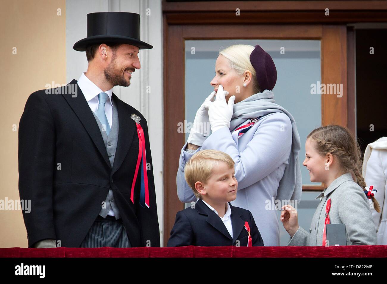 Kronprinz Haakon Kronprinzessin Mette Marit Ihre Kinder Prinz Sverre Magnus Und Prinzessin Ingrid Alexandra Besuchen Die Feierlichkeiten Zum Nationalfeiertag Auf Dem Balkon Des Koniglichen Palastes In Oslo Norwegen 17 Mai 2013 Foto Patrick