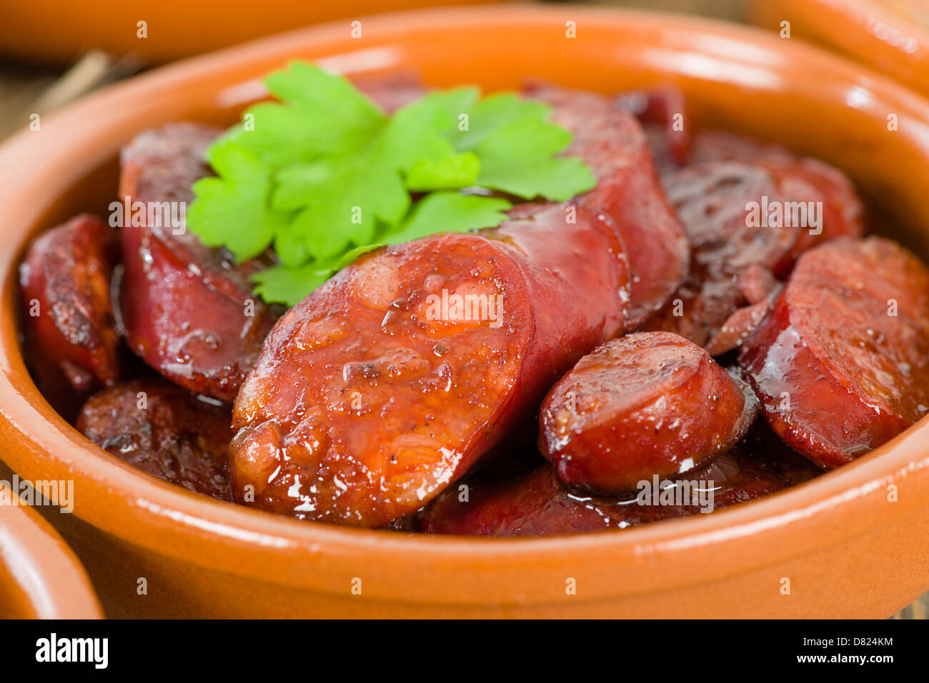 Chorizo al Vino (Chorizo in Rotwein gekocht). Traditionelle spanische