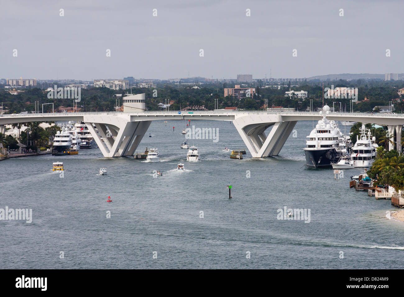 Sportboote und Yachten um eine Zugbrücke geschlossen Stockfoto