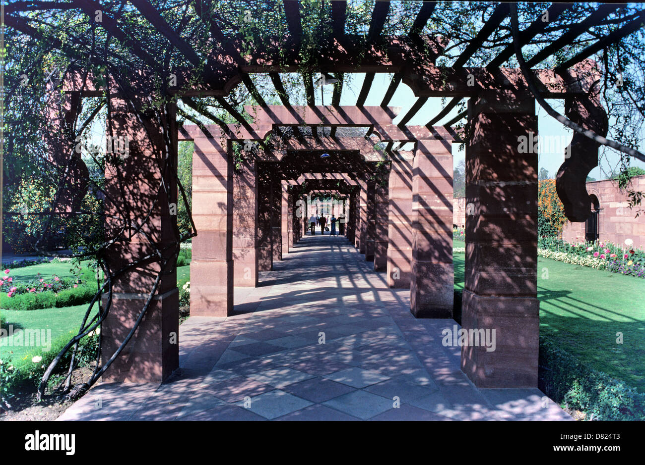 Sandstein-Pergola-Mogul oder Mughal Gärten Rashtrapati Bhavan oder Haus des Präsidenten von Edwin Lutyens Delhi Indien Stockfoto