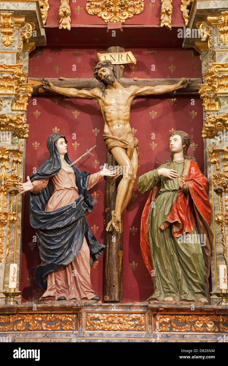TOLEDO - März 8: Kreuzigung Barockstatue mit hl. Maria und Johannes von Kirche Iglesia de San Idefonso Stockfoto TOLEDO - März 8: Kreuzigung Barockstatue mit hl. Maria und Johannes von Kirche Iglesia de San Idefonso Stockfoto