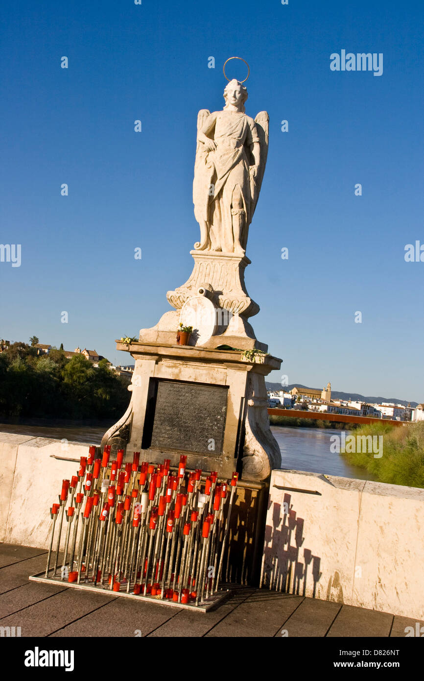 Statue von Saint Raphael Bernabe Gomez del Rio auf römischen Brücke (Puente Romano) Cordoba Andalusien Andalusien Spanien Europa Stockfoto