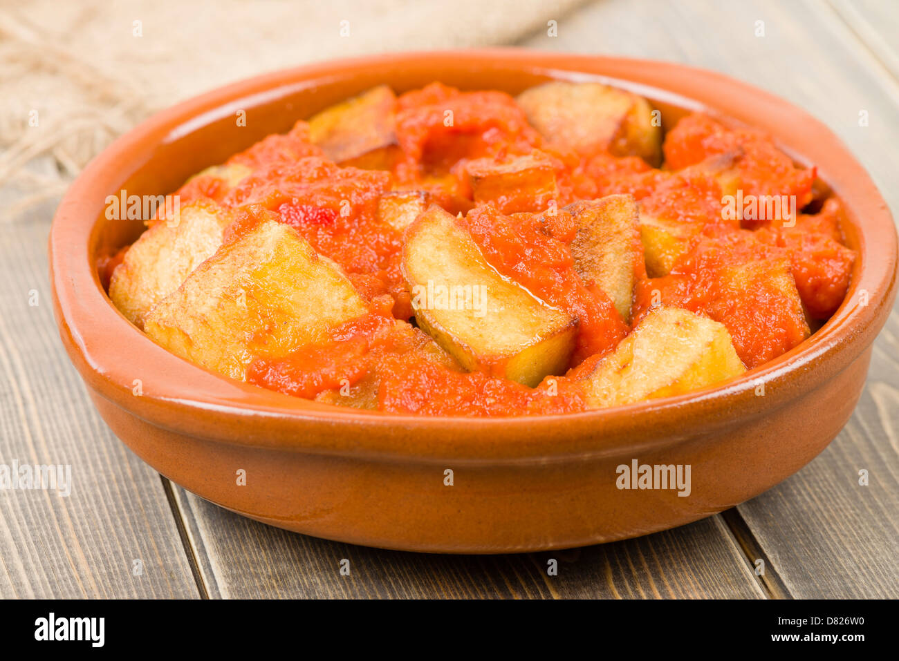 Patatas Bravas - knusprigen Kartoffel Brocken in würziger Tomatensauce. Traditionelle spanische Tapas Teller. Stockfoto