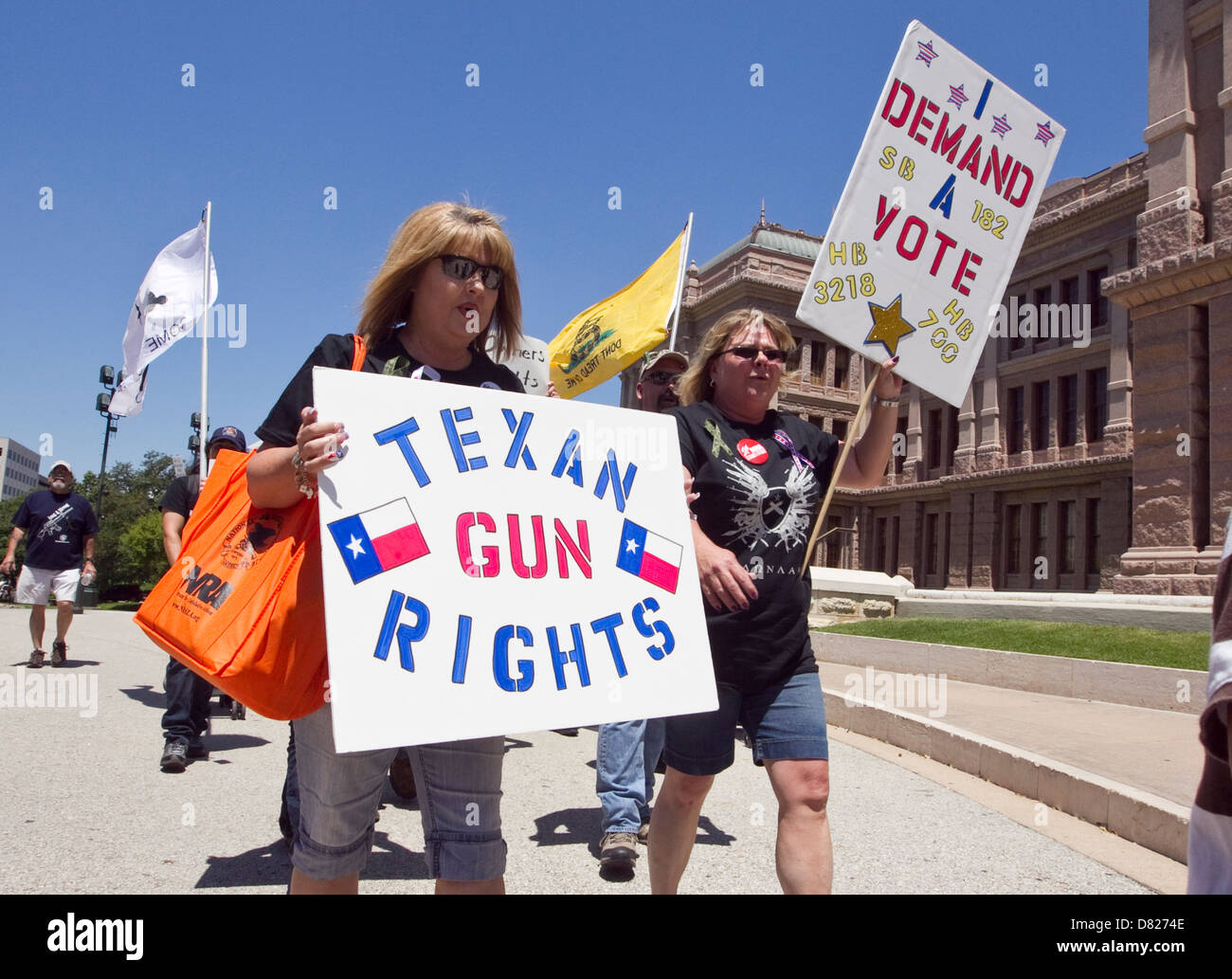 Pistole Rechte Fürsprecher März rund um das Texas Capitol mit Zeichen stimmen auf mehrere Rechnungen über Pistole Rechte fordern Stockfoto