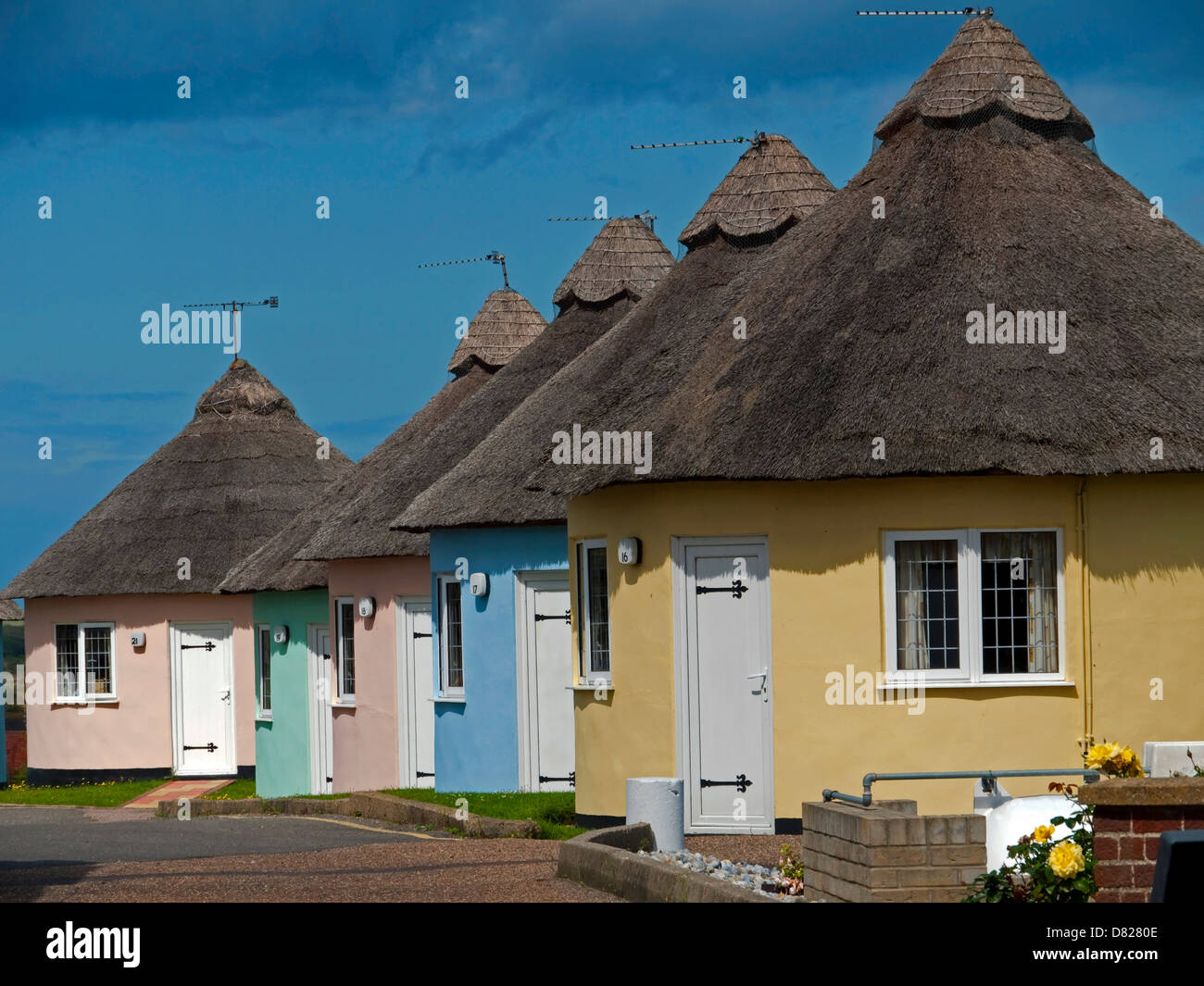 Abgerundete reetgedeckte Ferienhäuser in Winterton-on-Sea, Norfolk, England Stockfoto