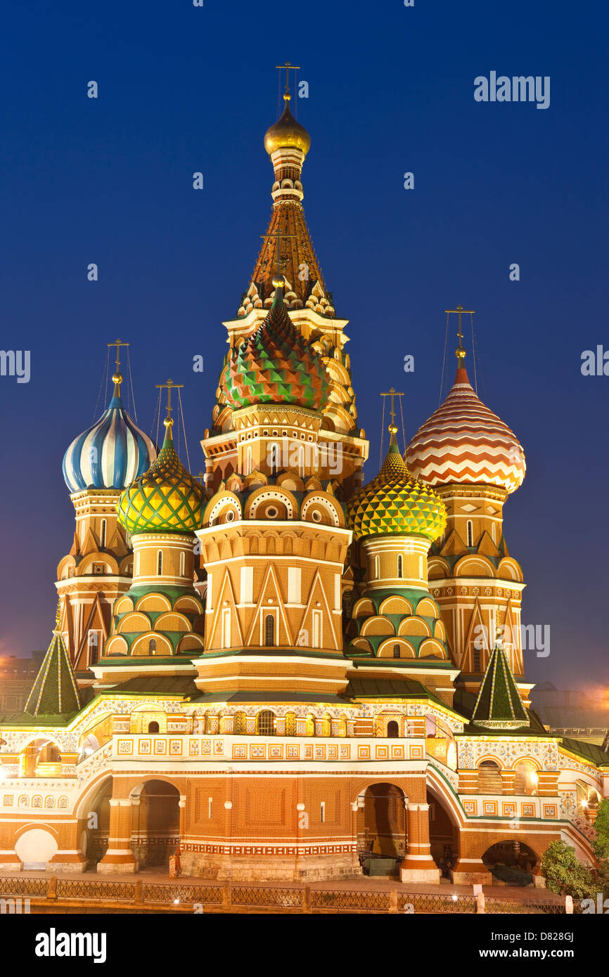 Die Kathedrale der Schutz der meisten Heiligen Gottesgebärerin auf dem Graben spaeter als Basilius Kathedrale in der Abenddämmerung, Moskau Stockfoto