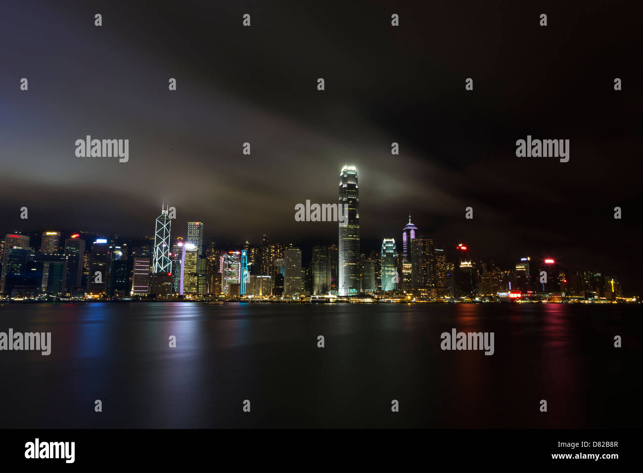 Hong Kong Skyline bei Nacht über den Victoria Harbour Stockfoto