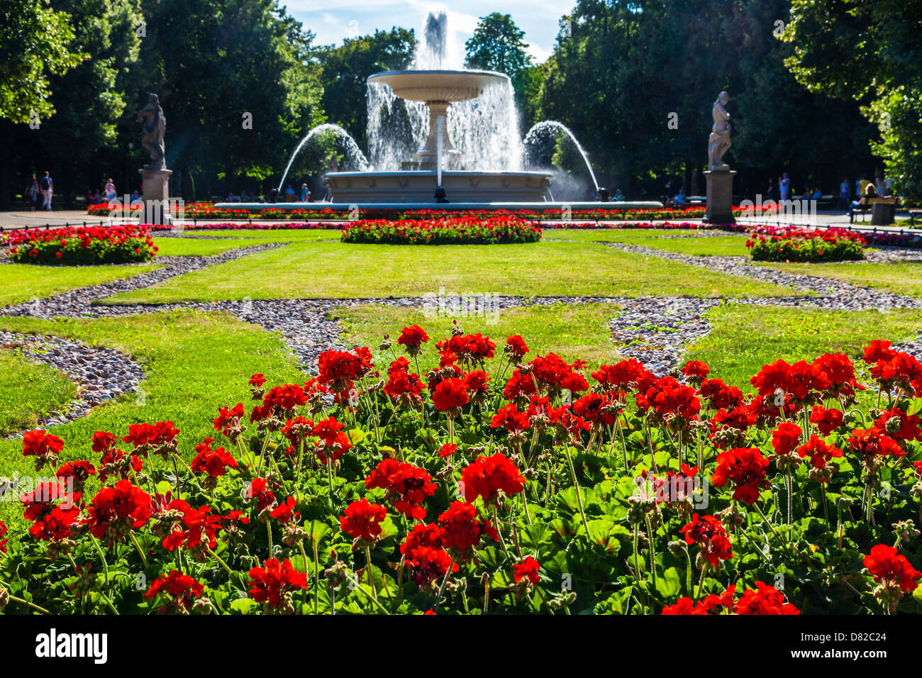 Rote Geranien vor dem Brunnen in Ogród Saski, sächsische Garten, dem ältesten öffentlichen Park in Warschau, Polen. Stockfoto