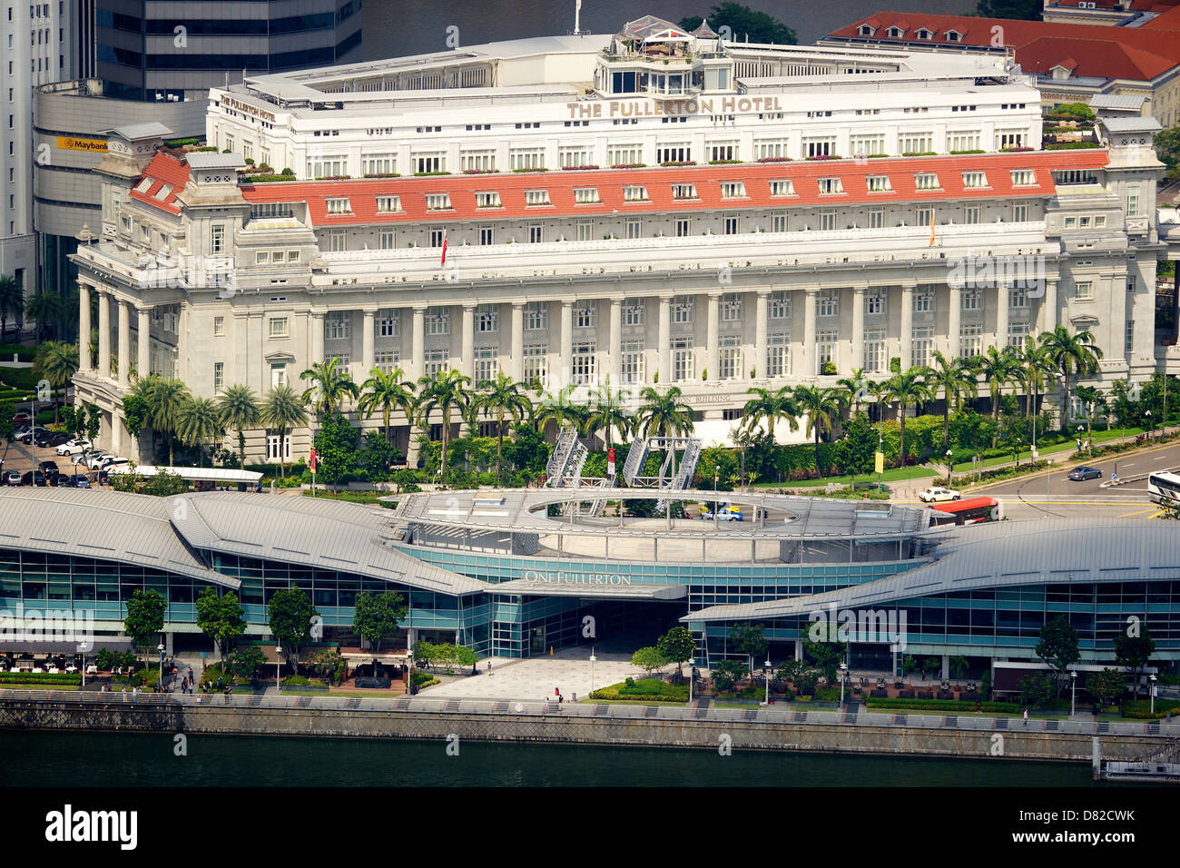 Luftaufnahme von Fullerton Hotel Singapore ehemaliger General Post Office vom Singapore River mit einem Fullerton im Vordergrund Stockfoto