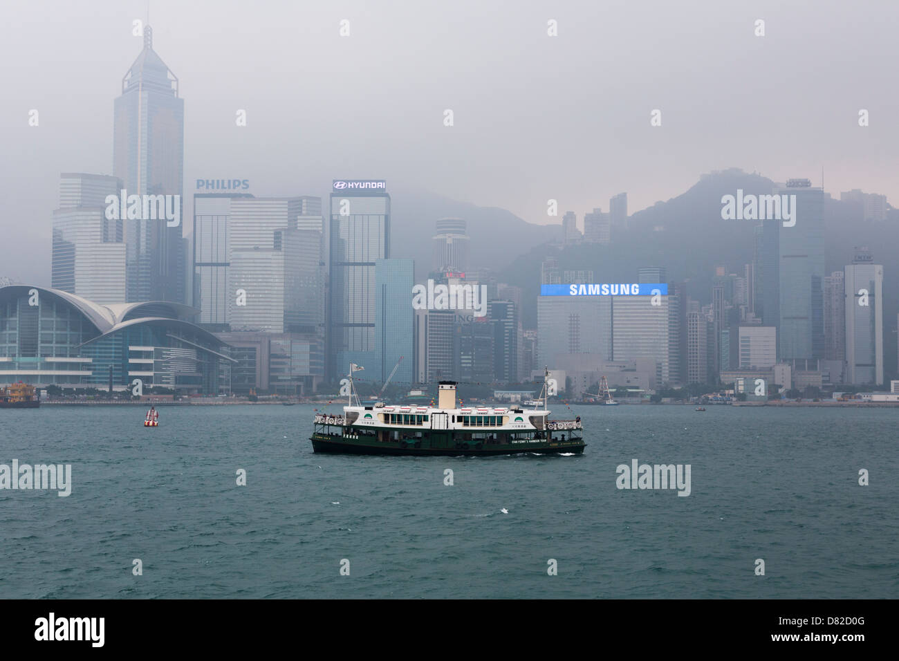 Sterne Fähre über den Victoria Harbour in Hongkong an einem dunstigen Tag von Kowloon, Wan Chai Stockfoto