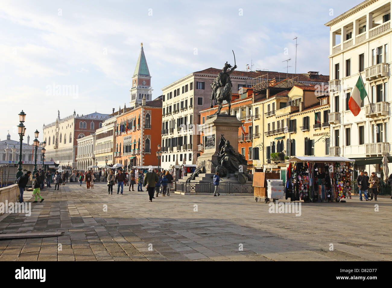 Der Molo und einer Statue von König Victor Emmanuel II auf der Riva degli Schiavoni Venedig Italien Stockfoto