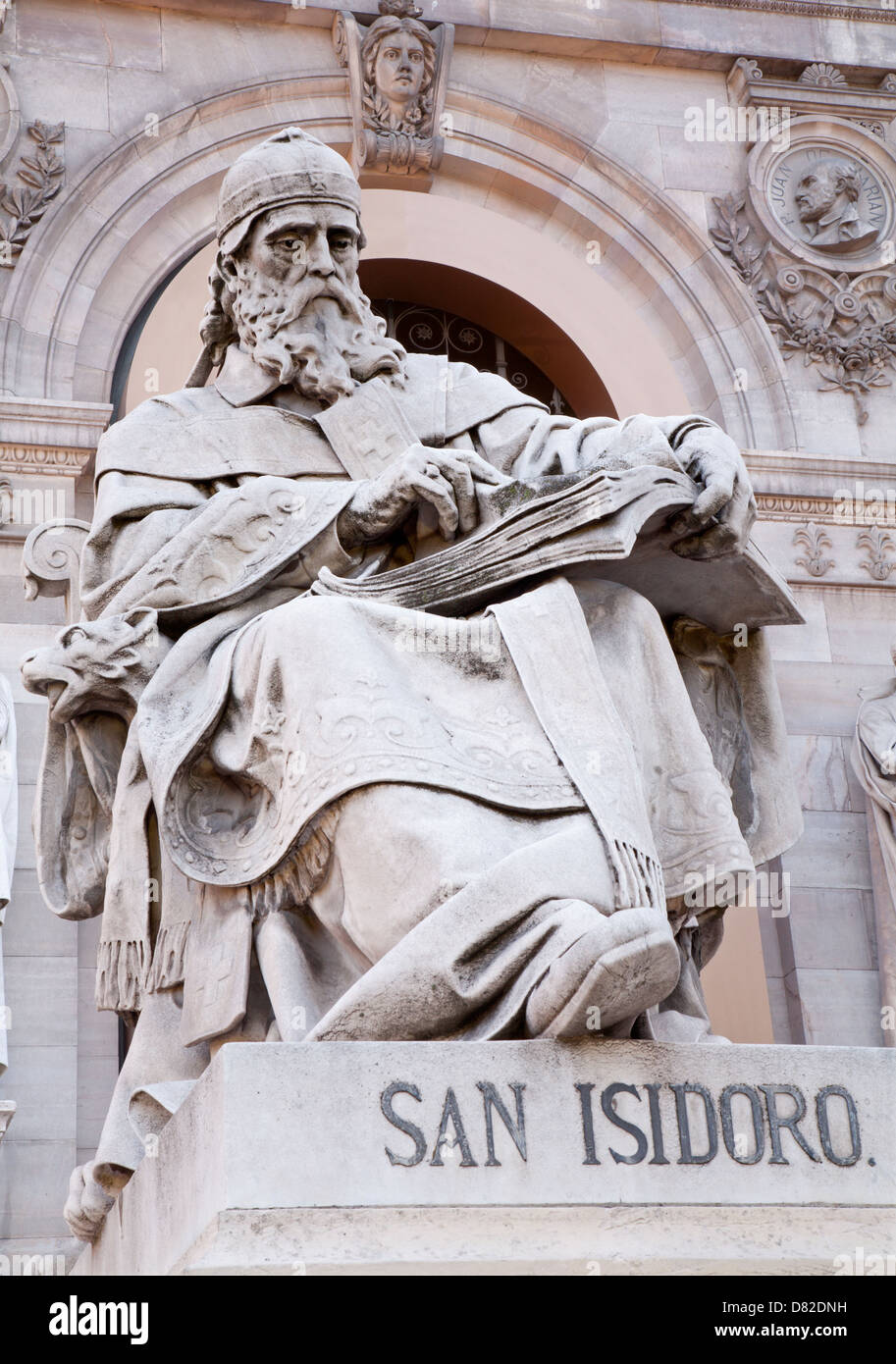 MADRID - 11. März: Saint Isidore von Sevilla vom Portal des nationalen archäologischen Museum Stockfoto