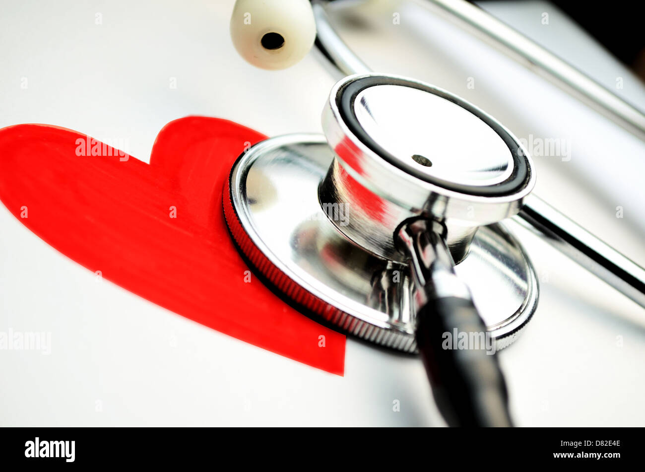 Stethoskop auf ein Herz-Symbol in ein medizinisches Nachschlagewerk Stockfoto