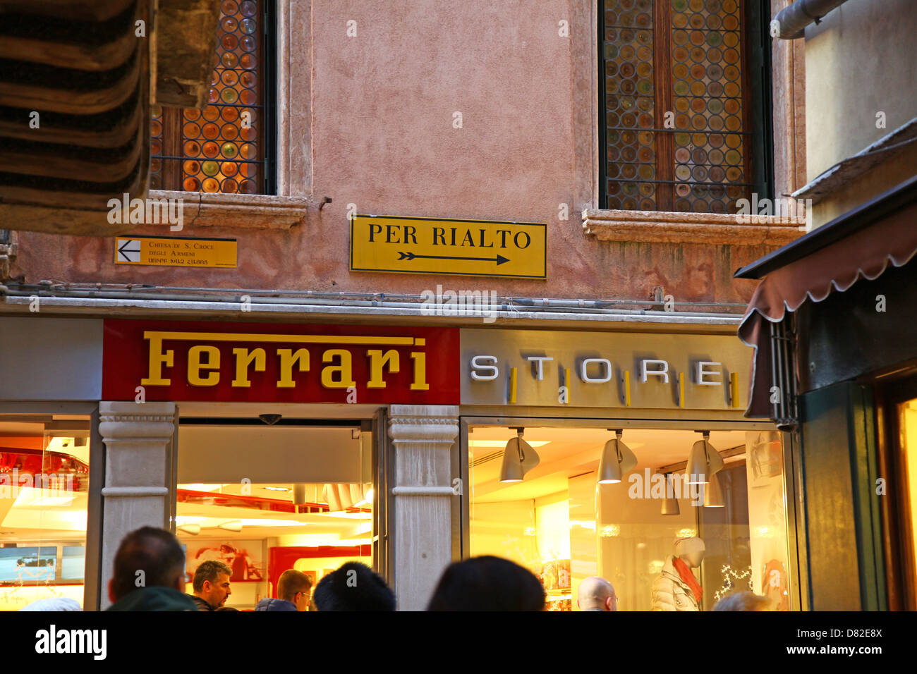 Ein Schild an der Ferrari-Shop und eine für pro Rialto unweit Markusplatz oder Piazza San Marco Venice Italy Stockfoto