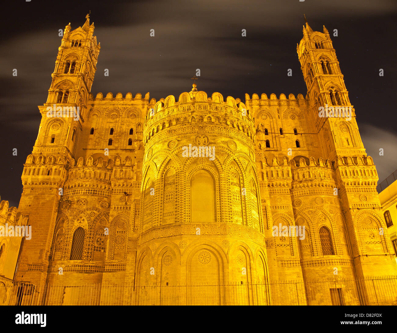 Palermo - Heiligtum der Kathedrale oder Duomo im gotisch-katalanischen Stil in der Nacht Stockfoto